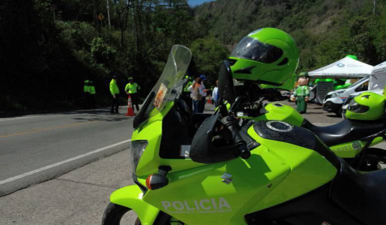 Caracol Radio conoció el documento por medio del cual cita para hoy a las 9 de la mañana, al intendente Juan Carlos Cárdenas Prada al Distrito de Policía de Ocaña.
El llamado, según el documento que obtuvo Caracol Radio, fue ordenado por el coronel George Quintero, comandante de la Policía en Norte de Santander.
En el documento además se le ordena al intendente Cárdenas Prada, que entregue la unidad al intendente Domingo Díaz Rincón.
Estas decisiones se toman luego de que Caracol Radio revelará un audio en donde se enfrentan verbalmente el teniente coronel Rafael Torres, con el intendente Cárdenas Prada, por el secuestro por parte del ELN de 4 personas en el municipio de Teorama.
Es de anotar que los 4 secuestrados ya fueron dejados en libertad por mediación de la Defensoría del Pueblo y la Personería municipal.
Cabe recordar que el intendente Juan Carlos Cárdenas, es el comandante de la Policía en Teorama, donde se presentó el secuestro de 4 personas. Mientras que el teniente coronel Rafael Torres, es el subcomandante de la Policía en Norte de Santander.