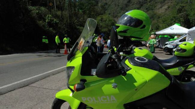Caracol Radio conoció el documento por medio del cual cita para hoy a las 9 de la mañana, al intendente Juan Carlos Cárdenas Prada al Distrito de Policía de Ocaña.
El llamado, según el documento que obtuvo Caracol Radio, fue ordenado por el coronel George Quintero, comandante de la Policía en Norte de Santander.
En el documento además se le ordena al intendente Cárdenas Prada, que entregue la unidad al intendente Domingo Díaz Rincón.
Estas decisiones se toman luego de que Caracol Radio revelará un audio en donde se enfrentan verbalmente el teniente coronel Rafael Torres, con el intendente Cárdenas Prada, por el secuestro por parte del ELN de 4 personas en el municipio de Teorama.
Es de anotar que los 4 secuestrados ya fueron dejados en libertad por mediación de la Defensoría del Pueblo y la Personería municipal.
Cabe recordar que el intendente Juan Carlos Cárdenas, es el comandante de la Policía en Teorama, donde se presentó el secuestro de 4 personas. Mientras que el teniente coronel Rafael Torres, es el subcomandante de la Policía en Norte de Santander.