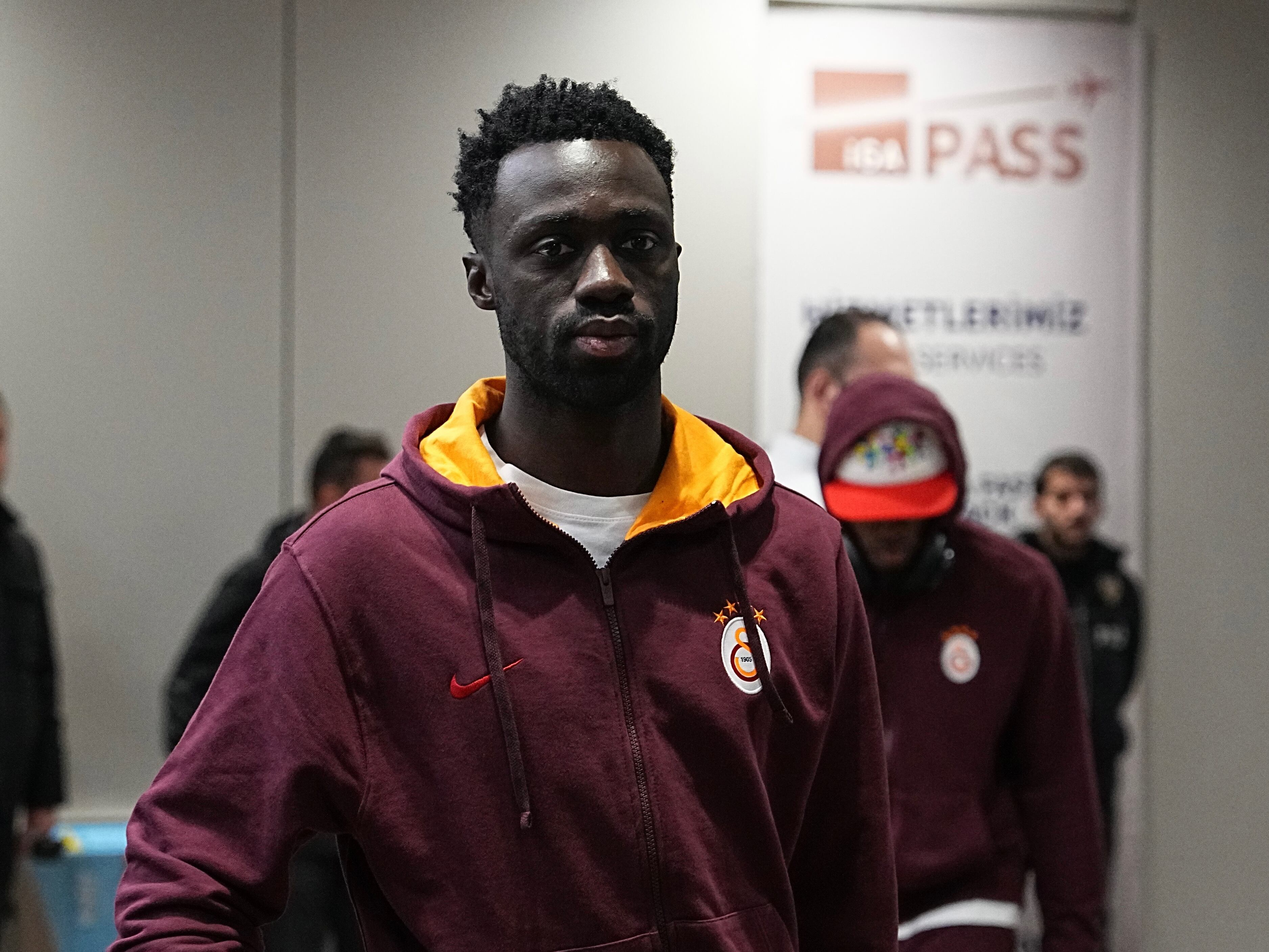 Dávinson Sánchez viaja a Dinamarca con Galatasaray / Twitter: @GalatasaraySK.