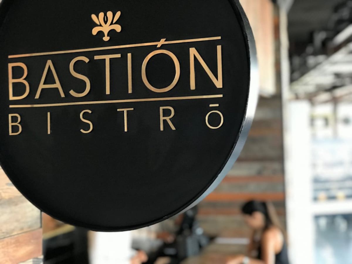 Además de conservar su encanto arquitectónico, que maravilla a la vista, La Serrezuela rescata la riqueza musical que se vivió con los Festivales de Música del Caribe. La música ambiental del Centro ha sido cuidadosamente escogida para complementar la experiencia de sentir y ver la historia en cada paso. 