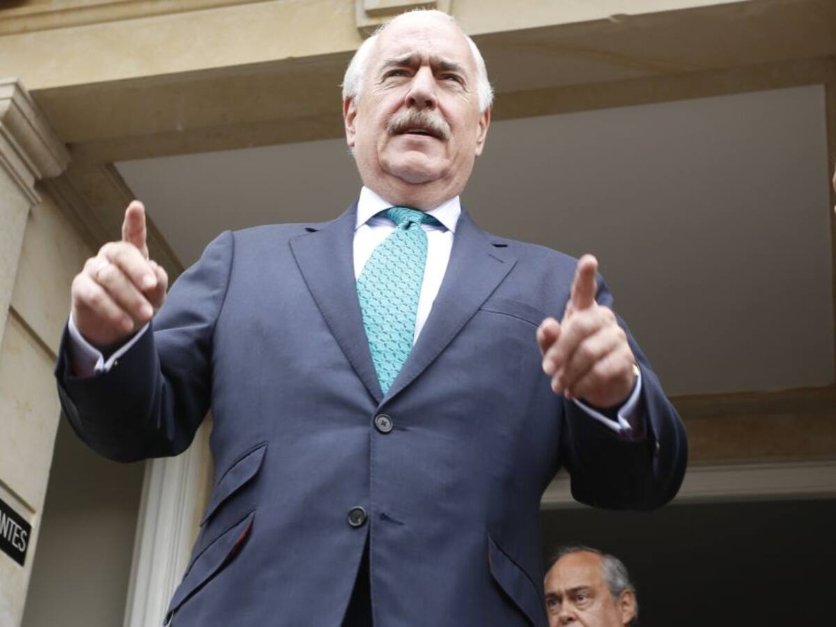 Pastrana pide desengavetar investigación sobre la reelección de Santos