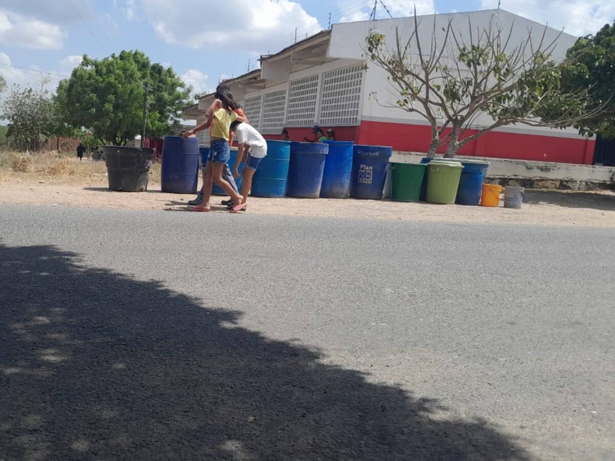 Con recipientes a un costado de la vía esperan carrotanques en Candelaria, Atlántico