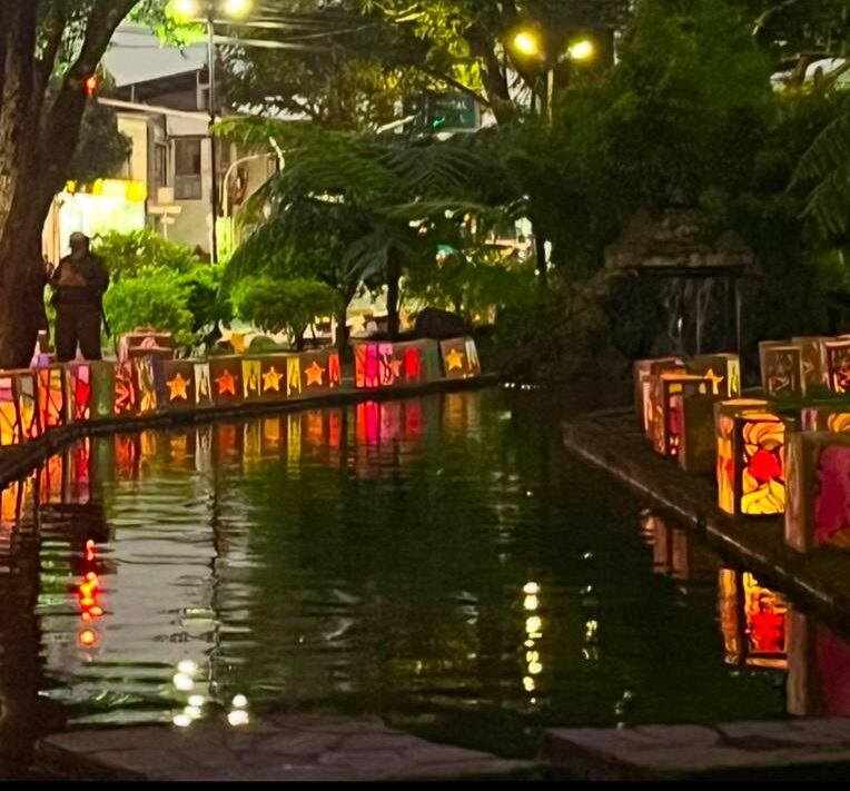 Exposición de faroles al borde de la fuente de agua del parque de Los Fundadores en Armenia. Foto: Cortesía Jorge Torres