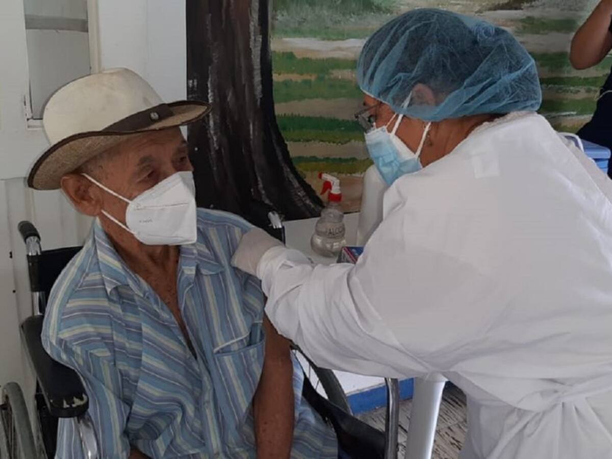 Medimás priorizó 24.964 usuarios para aplicar tercera dosis de vacuna COVID