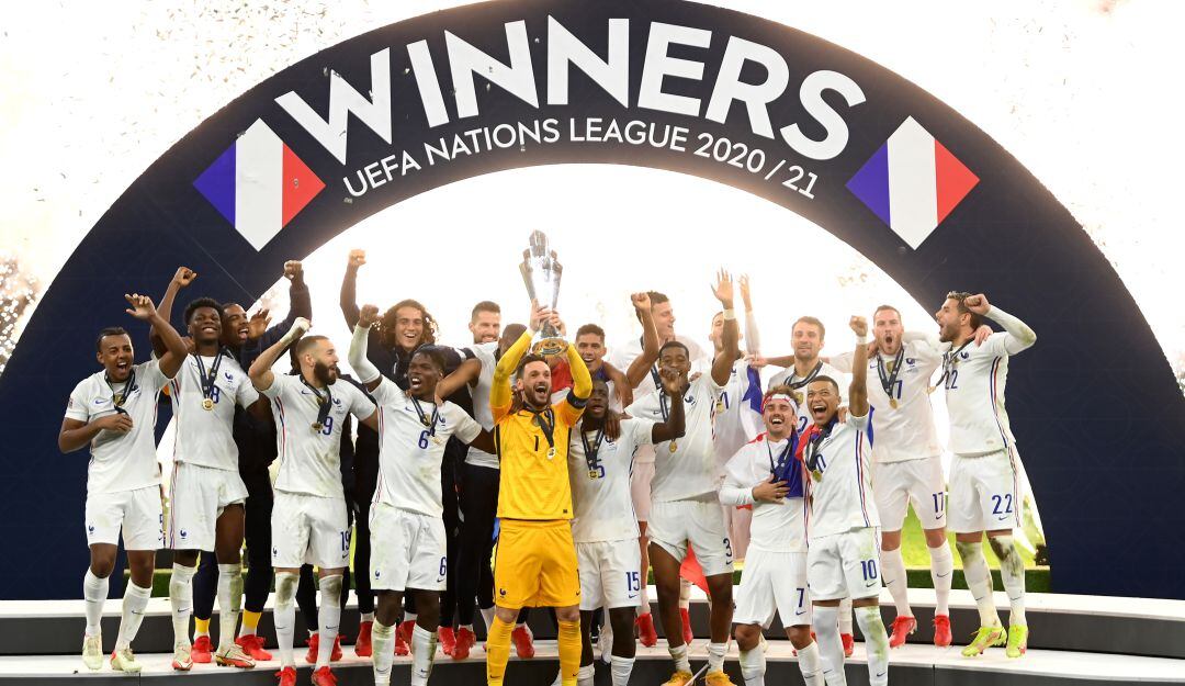 Los jugadores de Francia festejan con el trofeo de la Liga de Naciones de la Uefa.