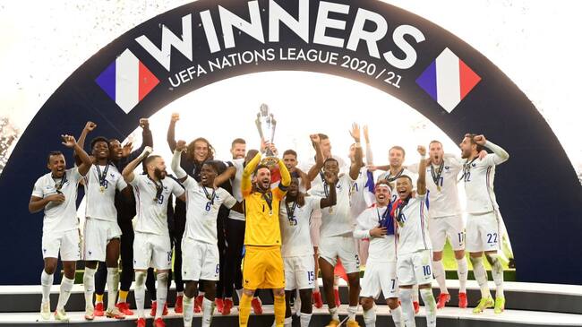 Los jugadores de Francia festejan con el trofeo de la Liga de Naciones de la Uefa.