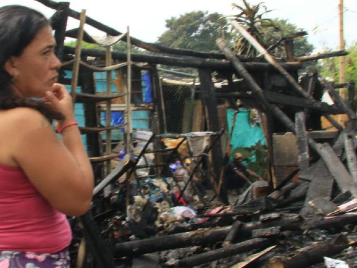 Incendio en Las Palmas, oriente de Cali, deja 14 hogares damnificados