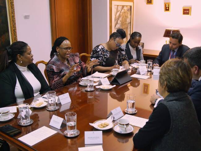 La magistrada Martha Koome, presidenta del Tribunal Supremo de la Republica de Kenia, se reunió con los magistrados de la Corte Suprema de Justicia en Colombia. Foto: Cortesía.