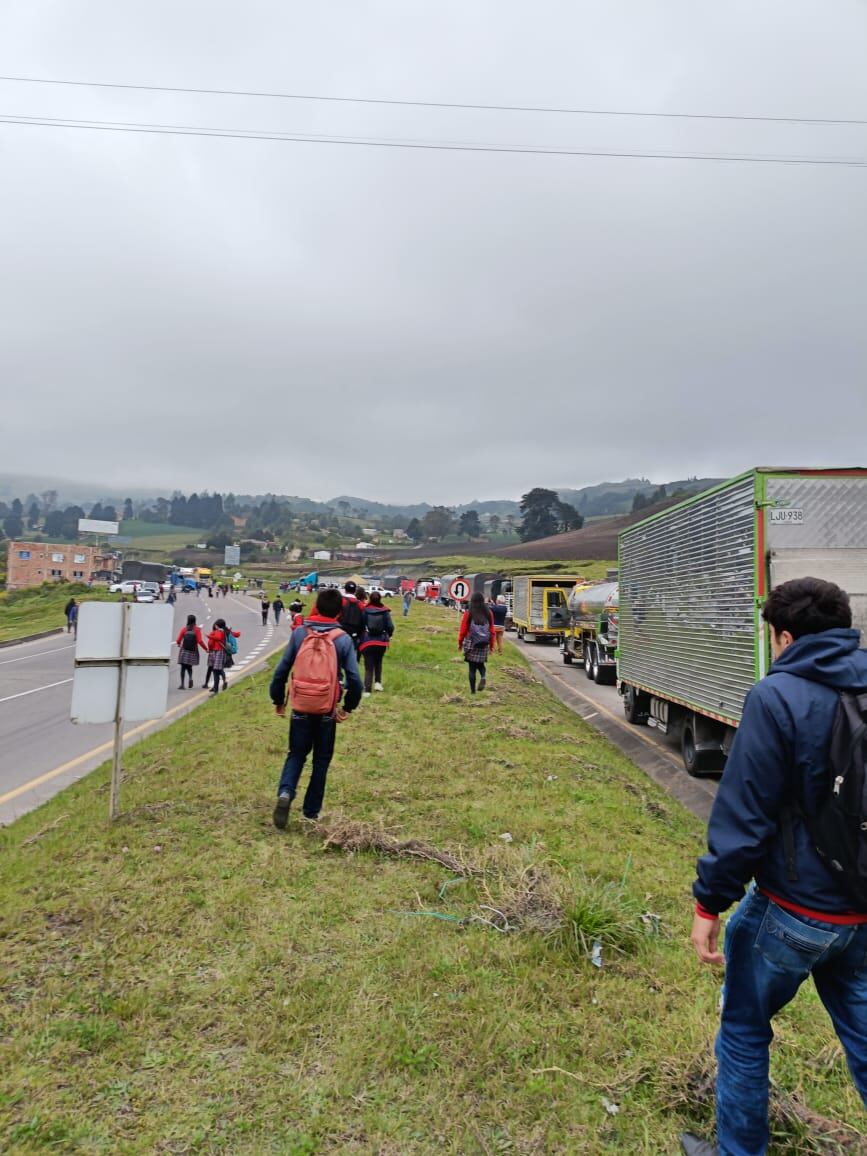 El paro de transportadores impacta la asistencia escolar en las zonas rurales de Tunja, mientras el gobierno municipal busca soluciones para mitigar los efectos en la educación de los estudiantes.
