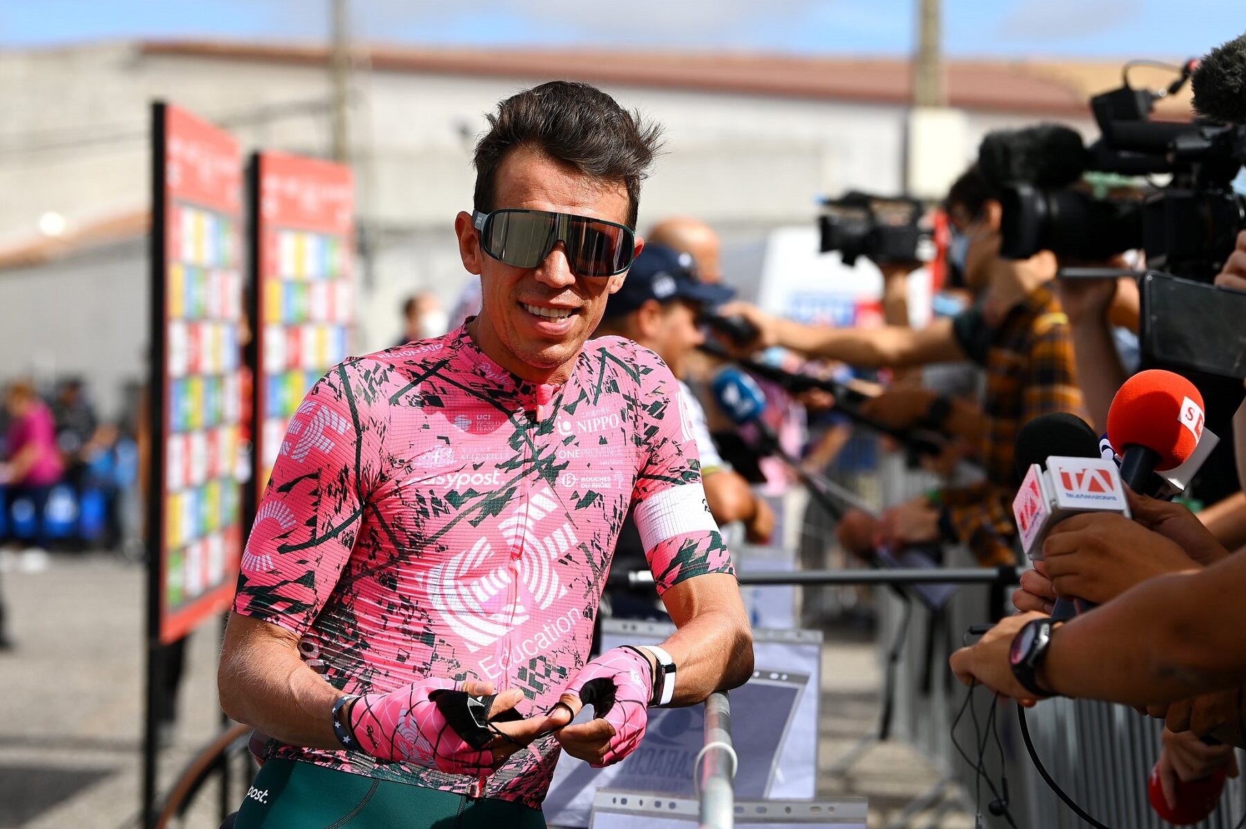 Rigoberto Urán atendiendo la prensa / Foto: @EFprocycling