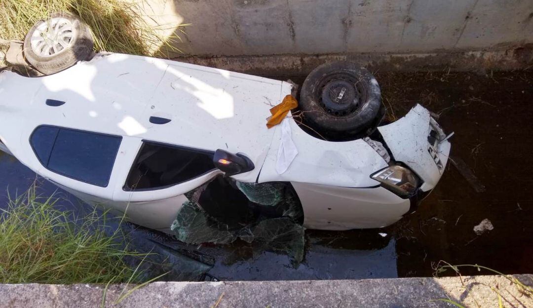 El accidente ocurrió a pocos metros del peaje del barrio Ceballos. El conductor resultó levemente lesionado y fue trasladado a una clínica