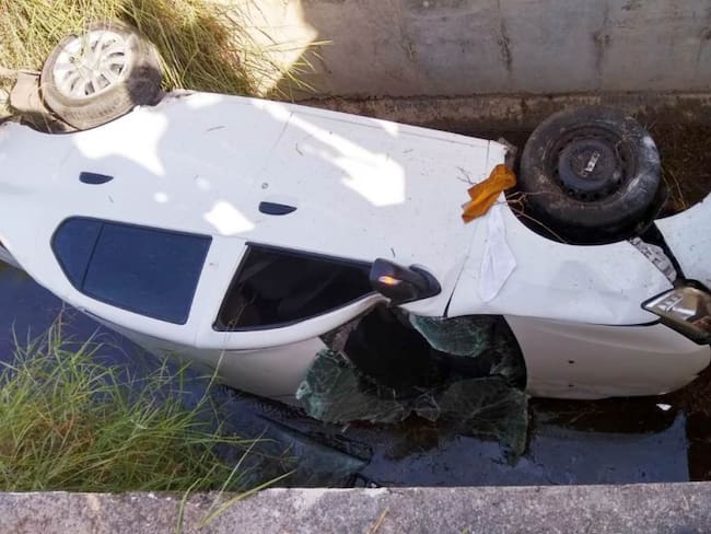El accidente ocurrió a pocos metros del peaje del barrio Ceballos. El conductor resultó levemente lesionado y fue trasladado a una clínica