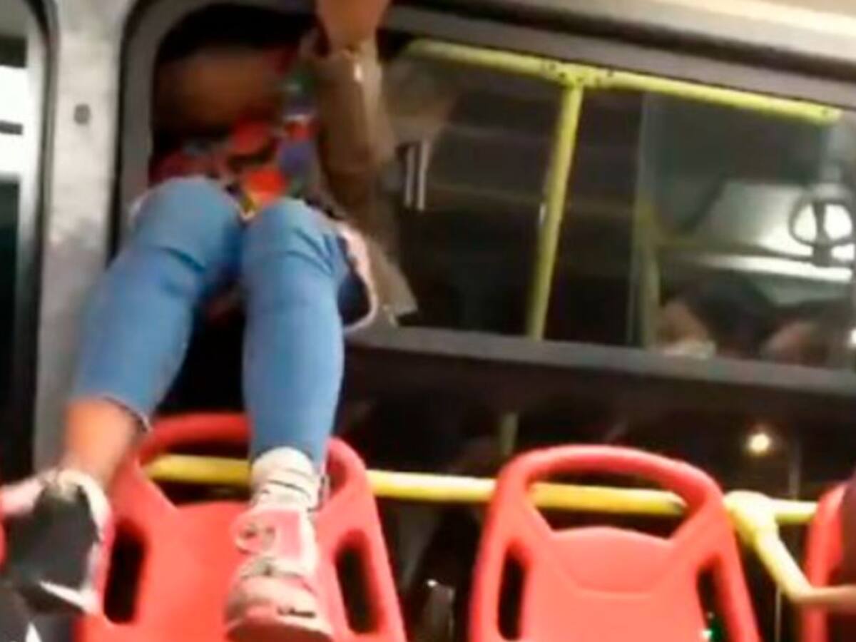 Video: De forma acrobática, mujer se bajó de un Transmilenio por la ventana