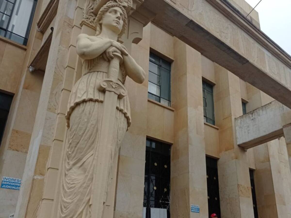 VIDEO: Pintaron las cariátides del Palacio de Justicia