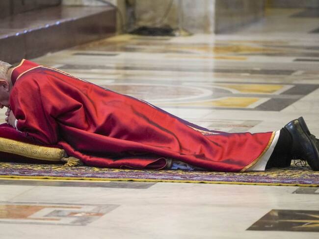 La imagen del Papa Francisco postrado ante el altar que conmueve al mundo