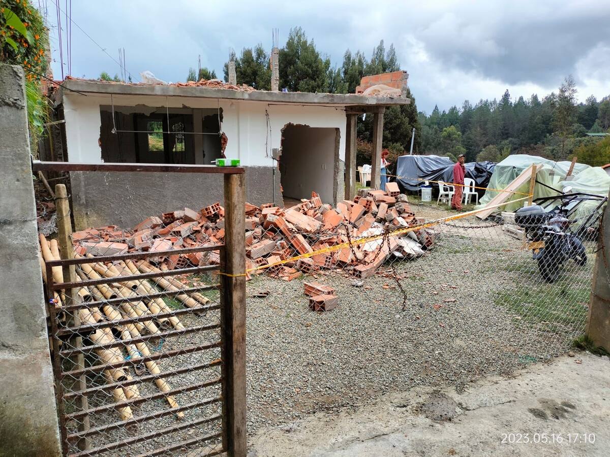 La alcaldía de Medellín intensifica operativos de recuperación del espacio en Santa Elena
