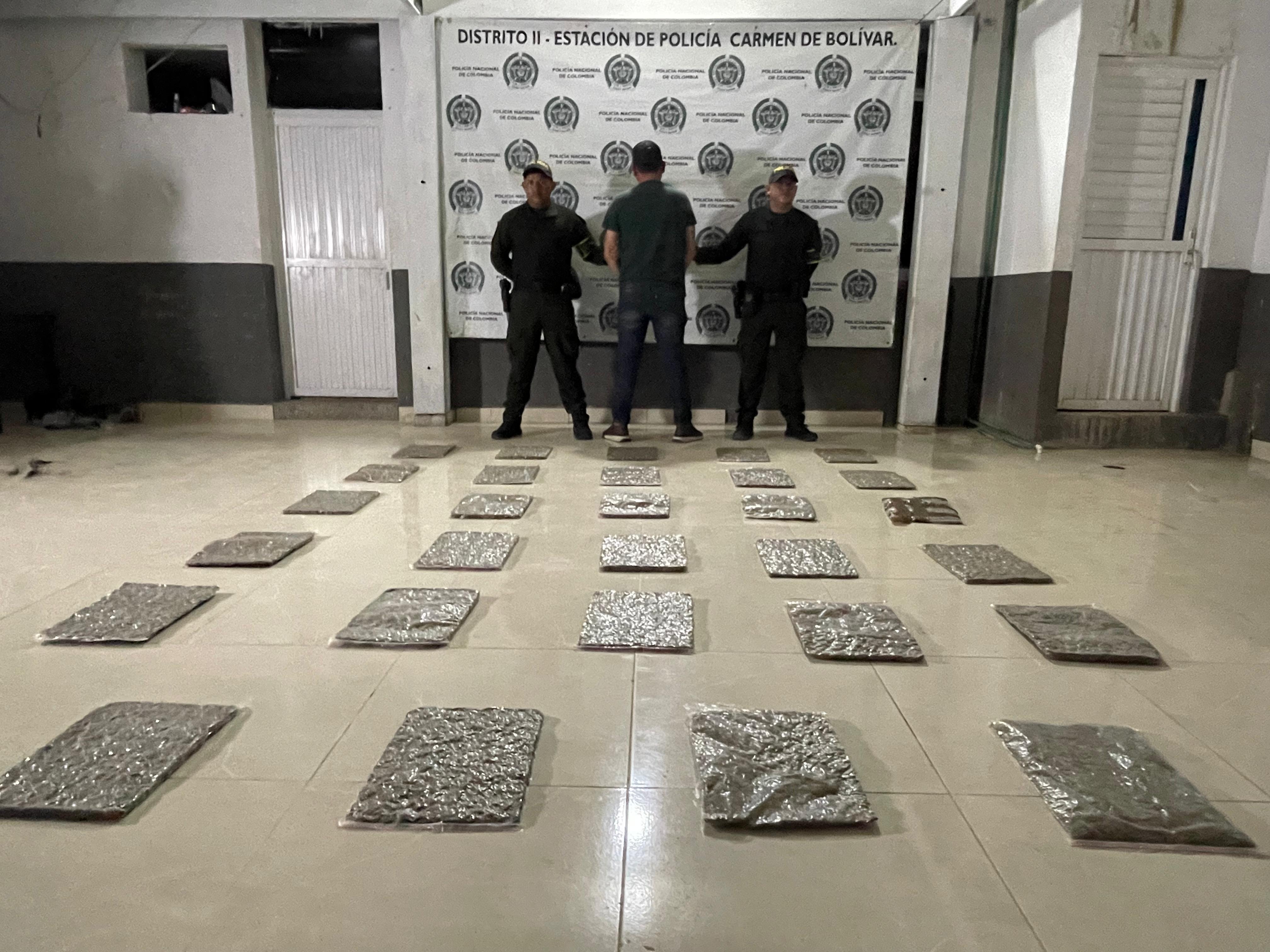 Pasajero de un vehículo es capturado con 14 kilos de marihuana