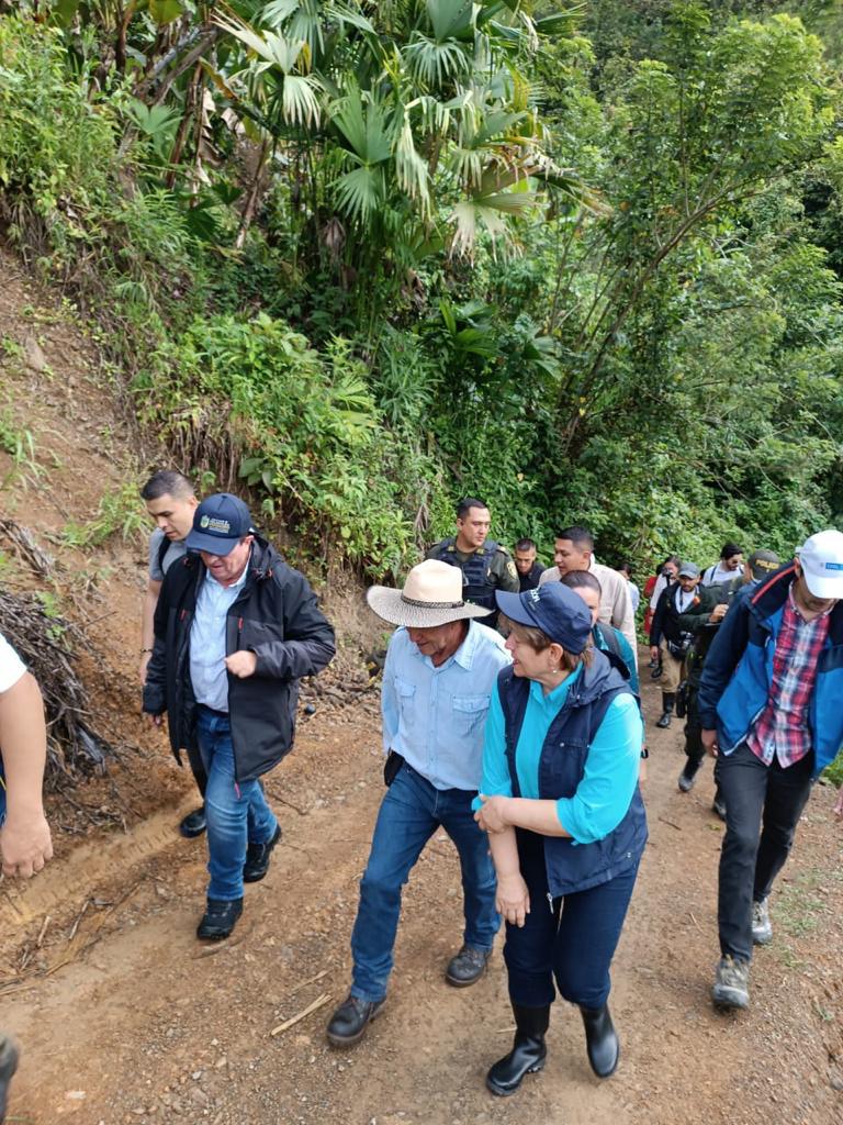 Visita de la ministra del trabajo a la zona afectada de Mistrató - Gobernación de Risaralda