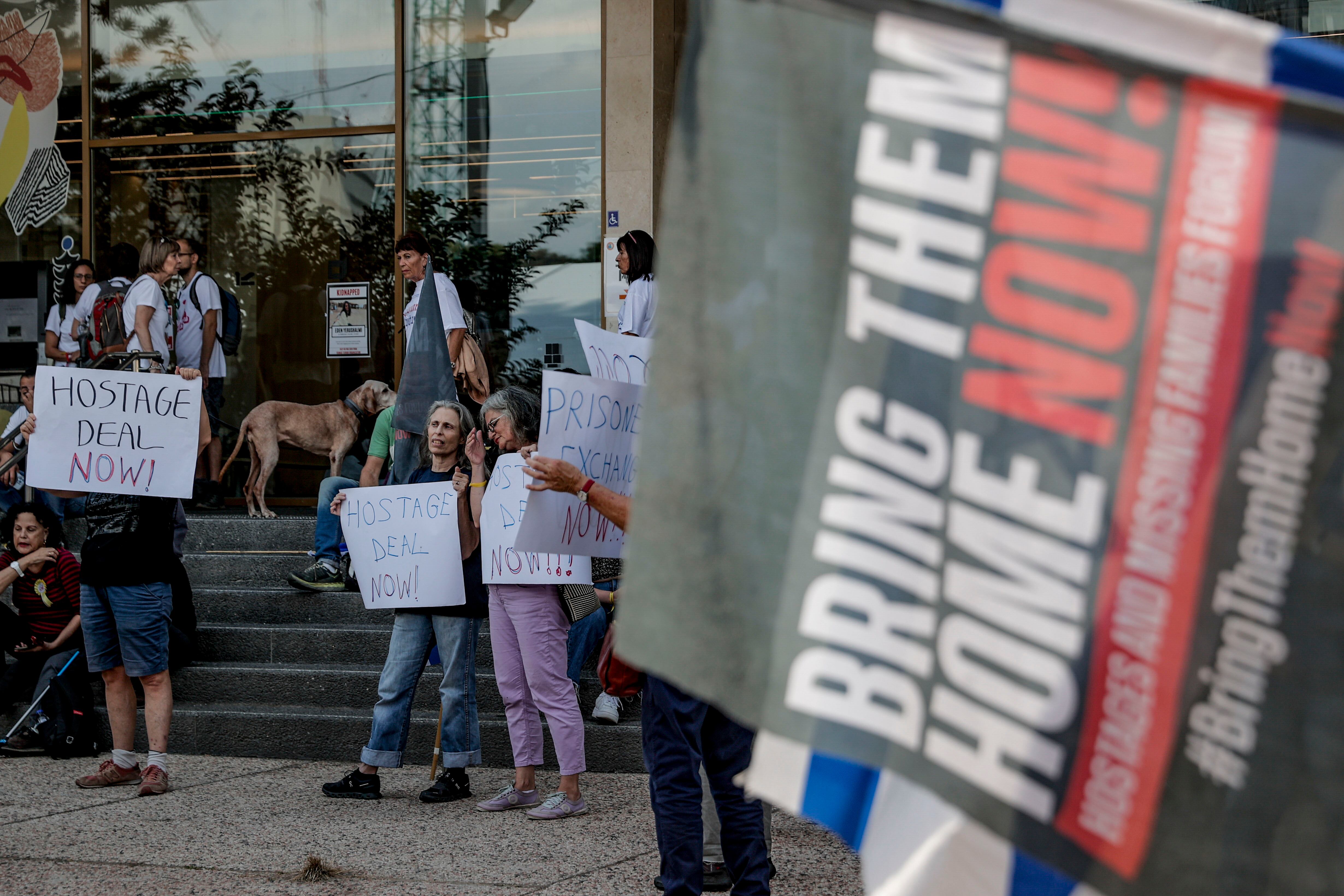 Tel Aviv (Israel), 14/11/2023.- Varias decenas de familiares y amigos de los secuestrados por Hamas durante el ataque del pasado 7 de octubre han iniciado este mediodía una marcha desde la ciudad de Tel Aviv hasta Jerusalén, donde llegarán el próximo sábado 18 de noviembre a Jerusalén, para reivindicar durante estos cinco días la liberación de sus familiares. En la imagen, algunas personas portan carteles con la reivindicación de un acuerdo por los rehenes. EFE/Manuel Bruque