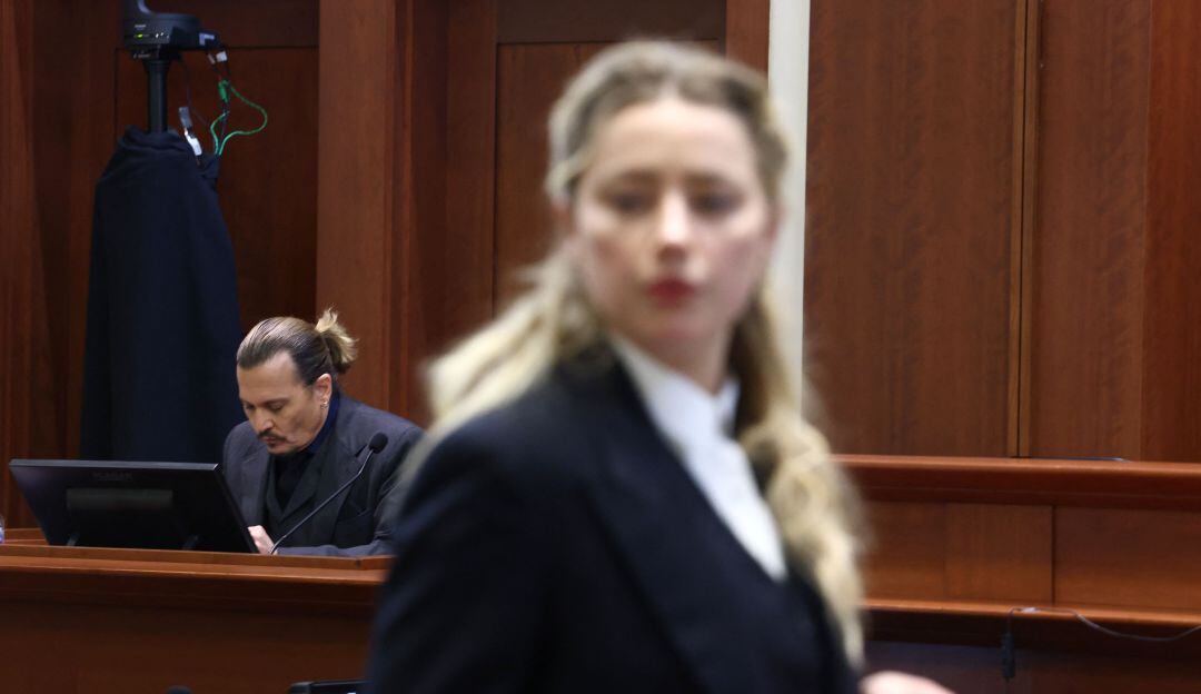 Johnny Depp y Amber Heard en la Corte. 