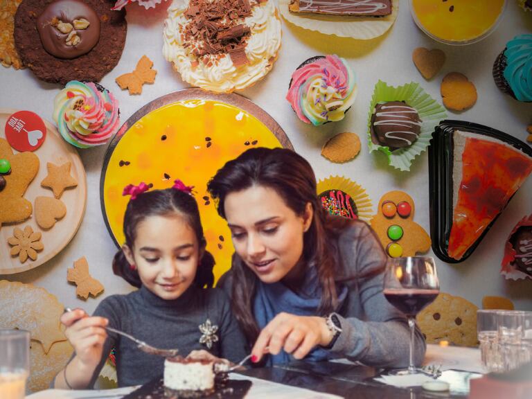Postres // Mujer y niña comiendo un postre // Getty Images