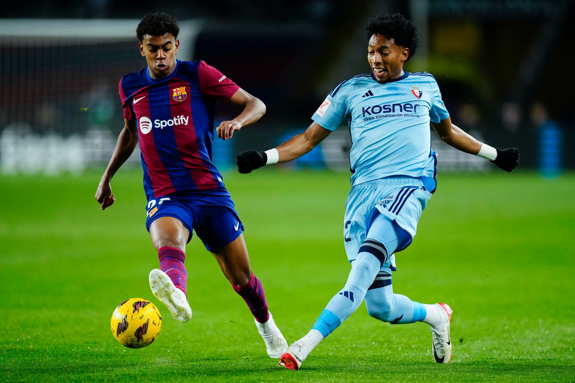 Johan Mojica jugó de titular en la caída de Osasuna frente al Barcelona / EFE