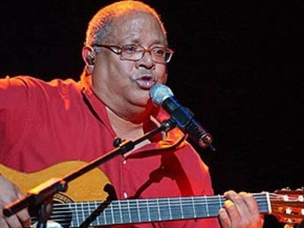 Milanés, ya recuperado, trova a la vida diaria de Cuba en "Renacimiento"