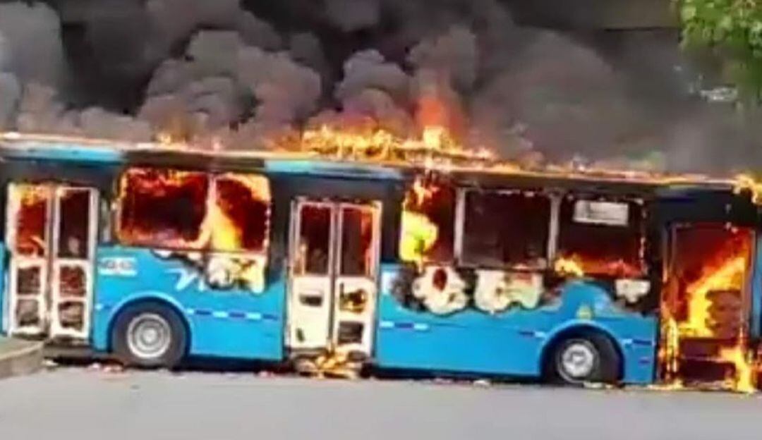 El conductor fue interceptado y obligado a bajar del bus, al cual le prendieron fuego.
