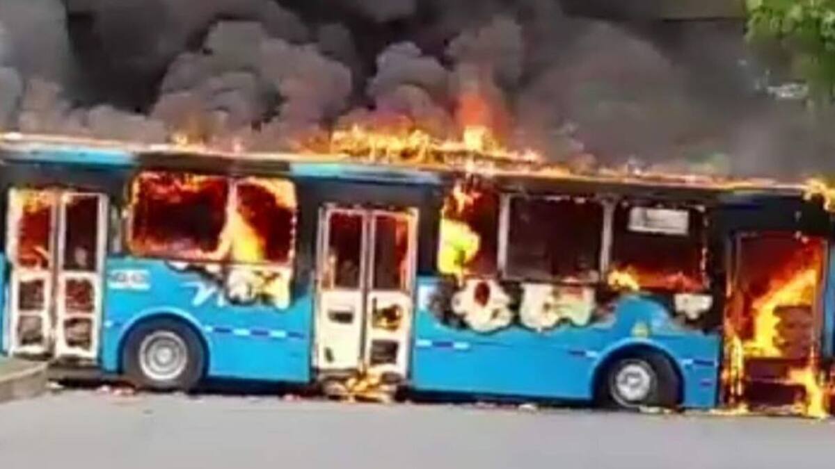 Vandalizan e incineran bus del Mío por encapuchados en Paso del Comercio