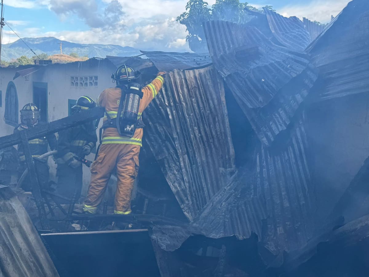 Incendio estructural en el barrio Alfonso López de Neiva, deja una vivienda en pérdida total