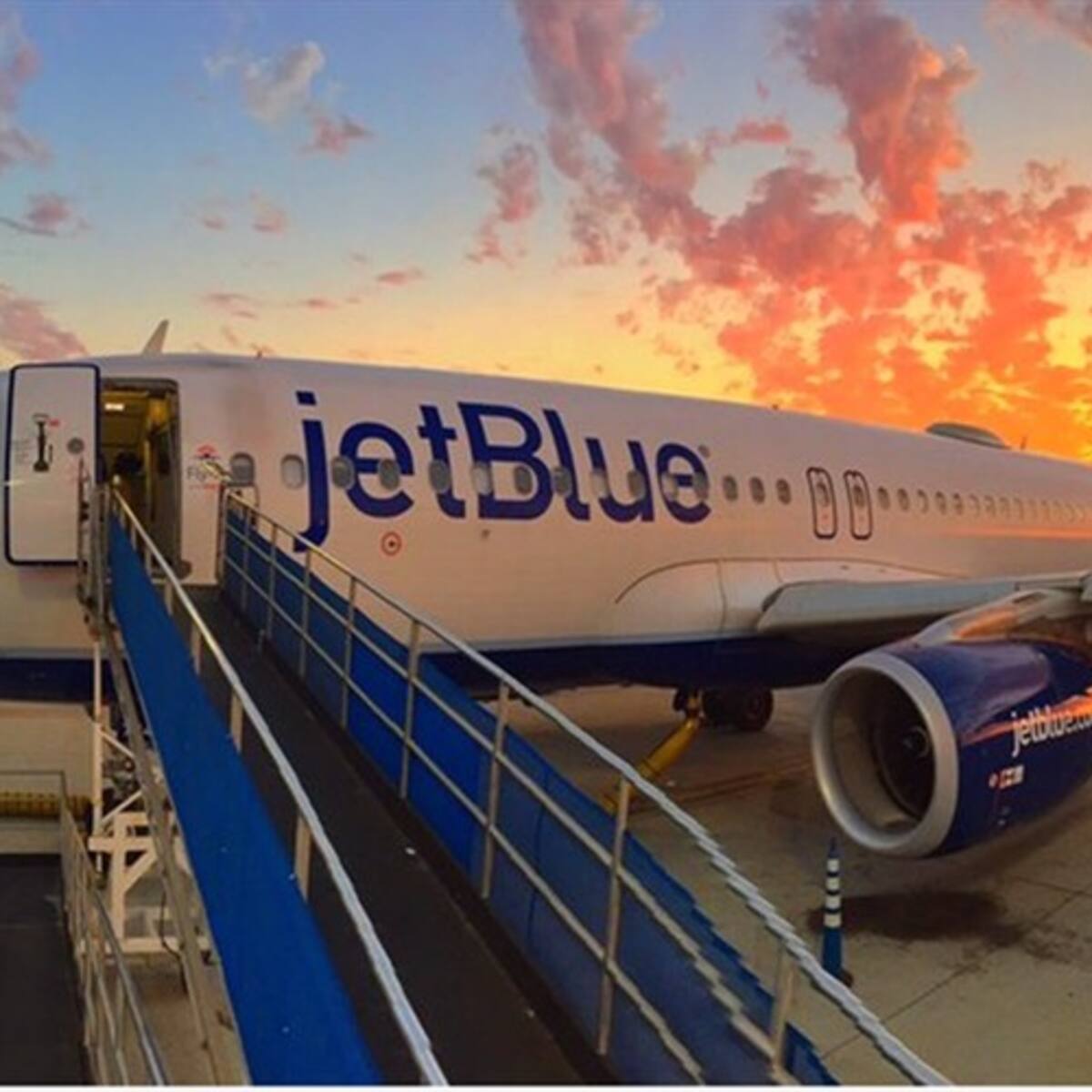 JetBlue suspende operaciones hacia Bogotá, pero continúa en Medellín y Cartagena