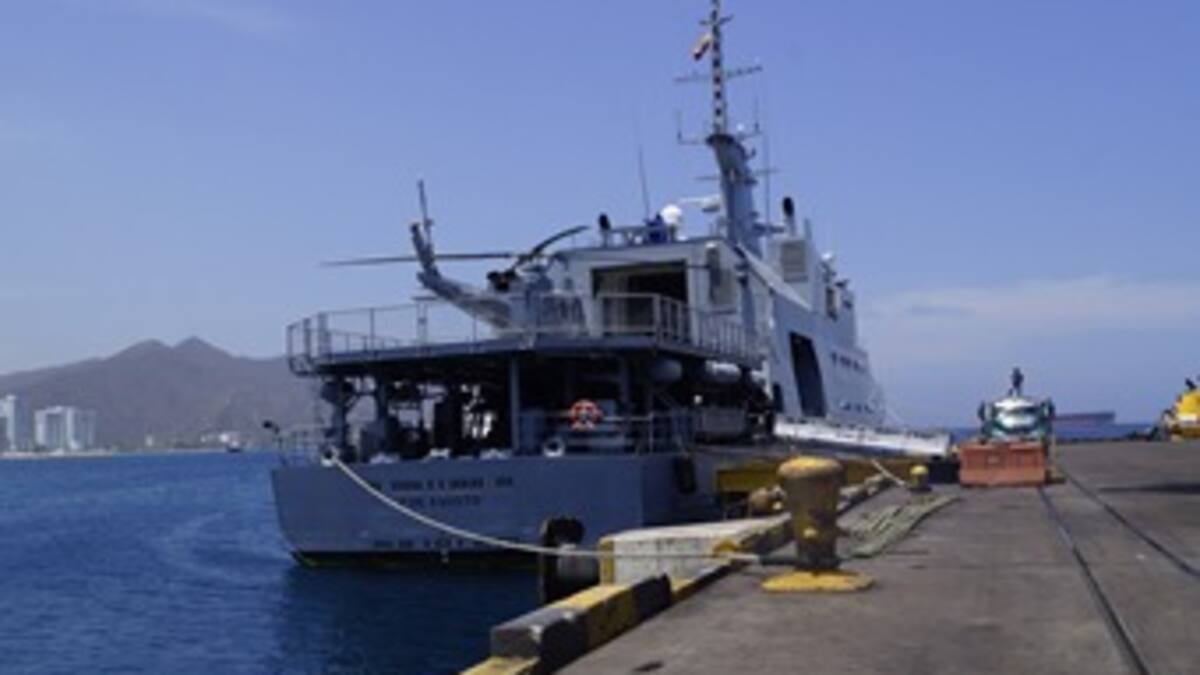 Llega barco cargado de agua para Santa Marta