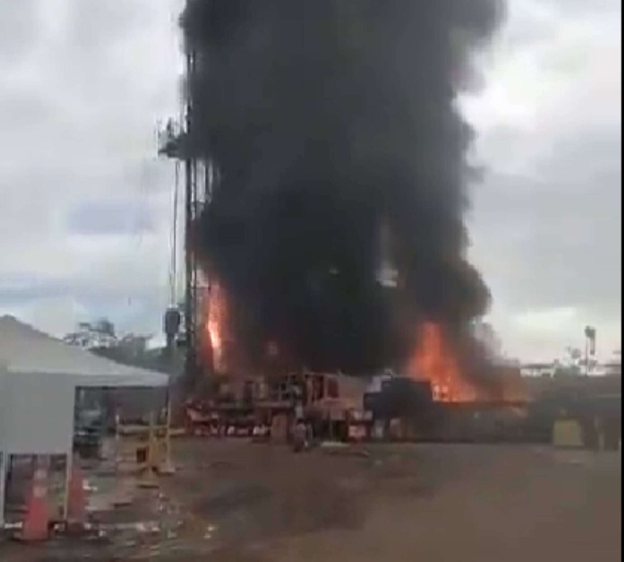Bomberos de Barrancabermeja acuden al lugar para verificar el número de personas heridas. - Imagen captura video