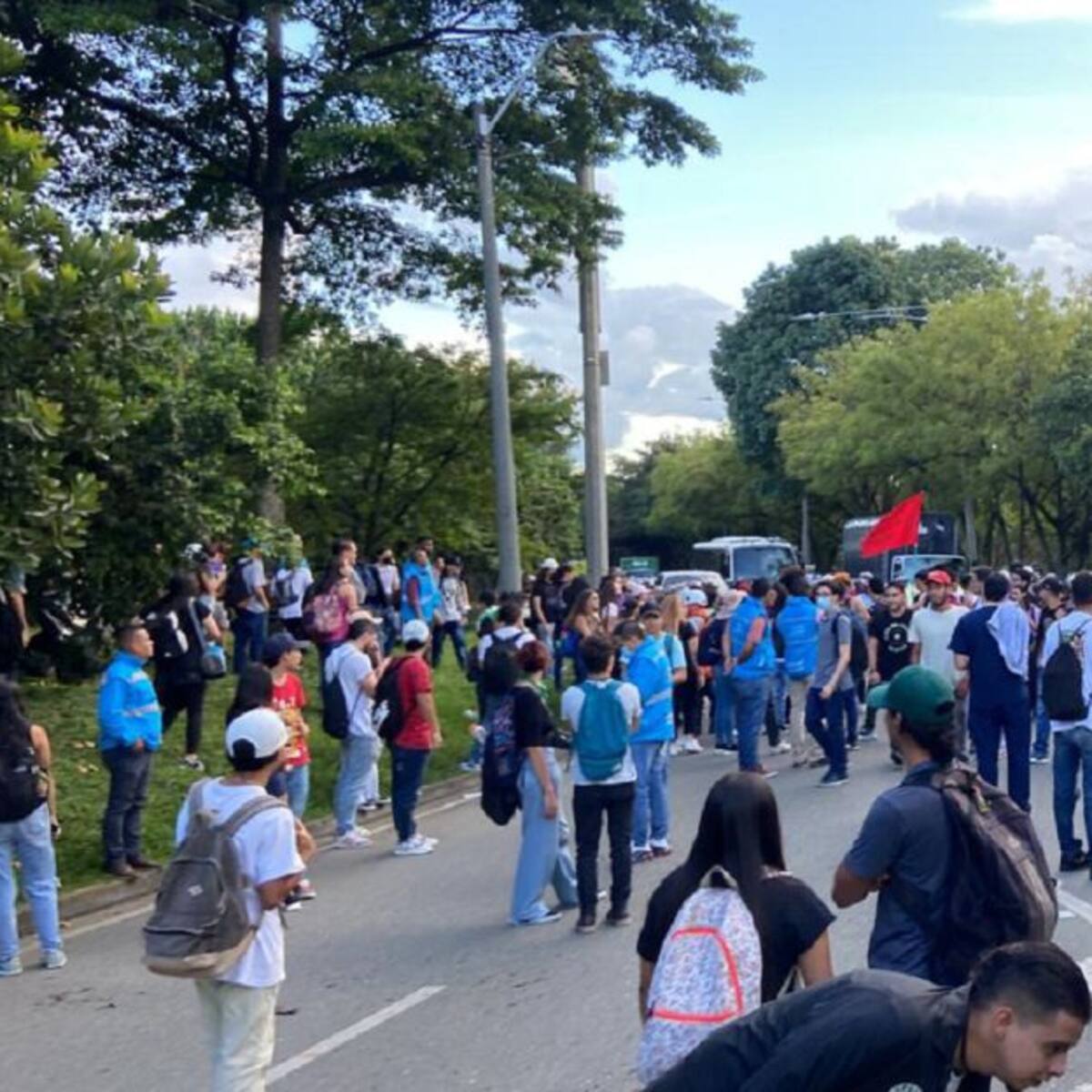 Durante las manifestaciones en la UdeA quemaron una moto del tránsito