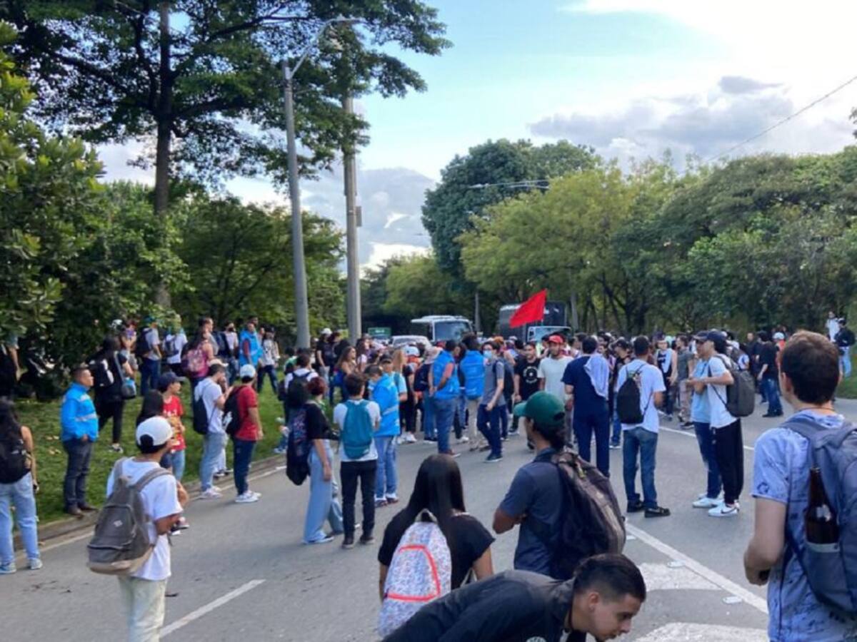 Durante las manifestaciones en la UdeA quemaron una moto del tránsito