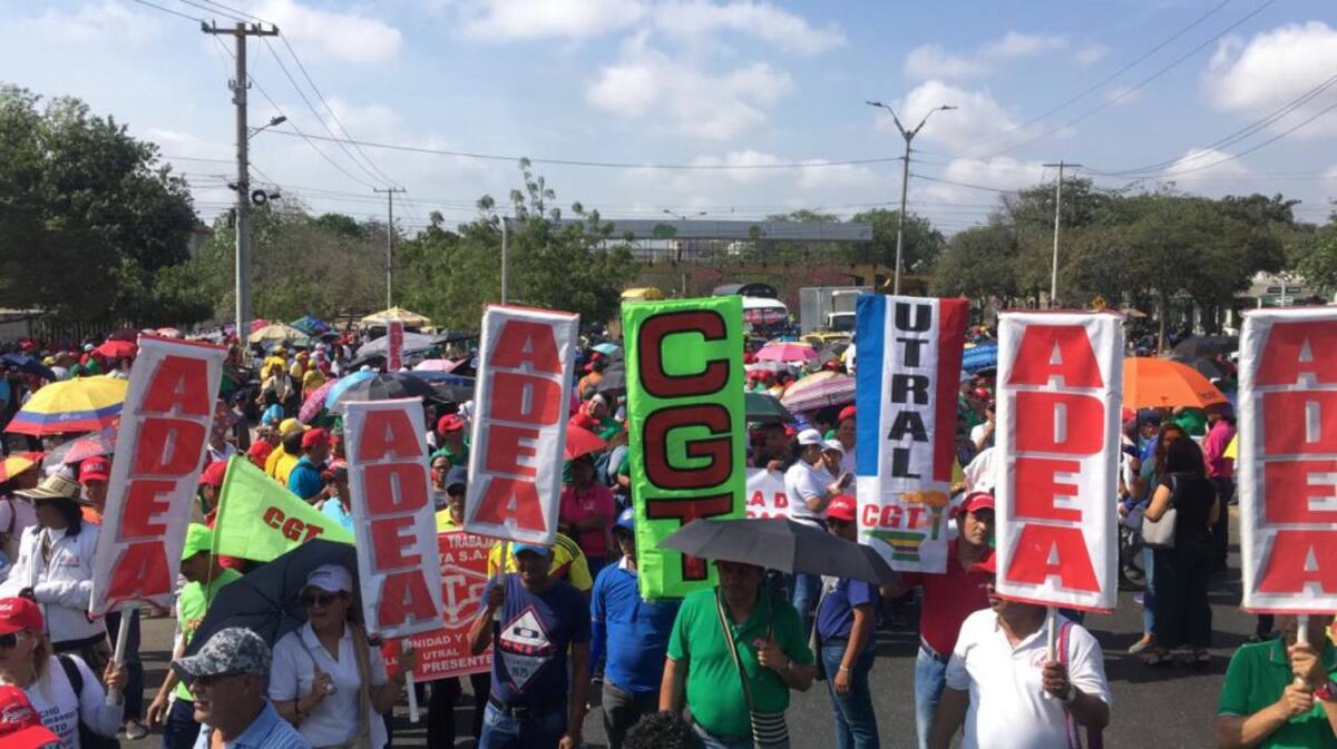 Vía que comunica al aeropuerto de Barranquilla a esta hora paralizada por manifestación de centrales obreras