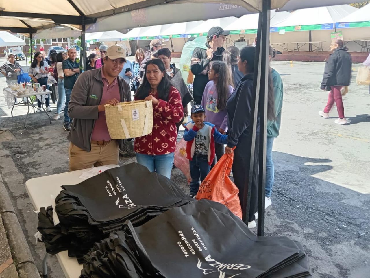 Durante la actividad, los asistentes pudieron intercambiar 15 botellas plásticas de 1,5 a 3 litros, o 30 de menor tamaño, o 40 tapas plásticas, por artículos sostenibles como canastos de chin y bolsas de fique