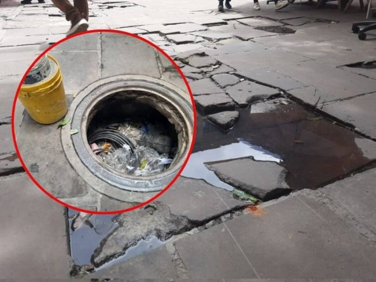 Peligro por huecos y alcantarilla sin tapa en el centro de Bucaramanga: una persona resultó herida