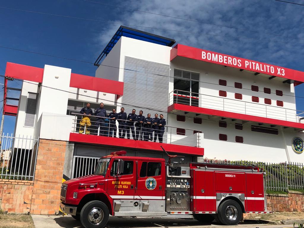 Equipos como mangueras, extintores, hachas, camillas.