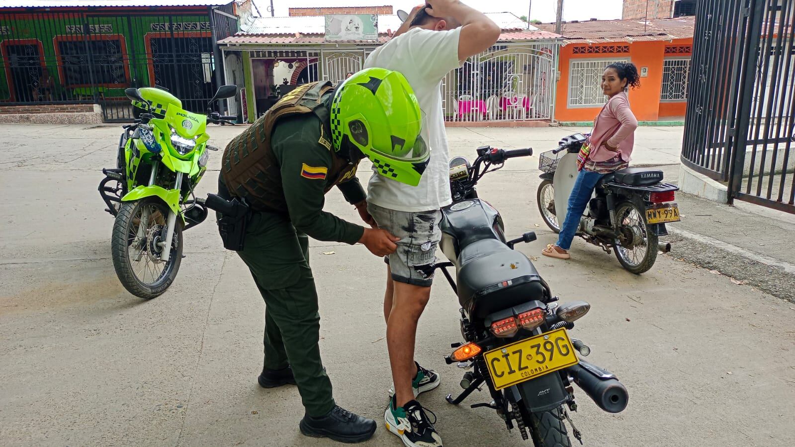 Entre las capturas más destacadas, está la de un hombre de 50 años de edad en el municipio de Teruel, el cual presentaba orden de captura vigente por el delito de acceso carnal abusivo con menor de 14 años agravado.