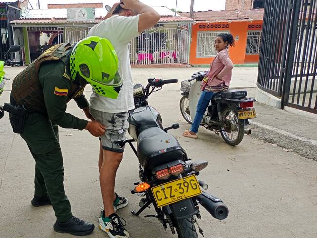 Entre las capturas más destacadas, está la de un hombre de 50 años de edad en el municipio de Teruel, el cual presentaba orden de captura vigente por el delito de acceso carnal abusivo con menor de 14 años agravado.