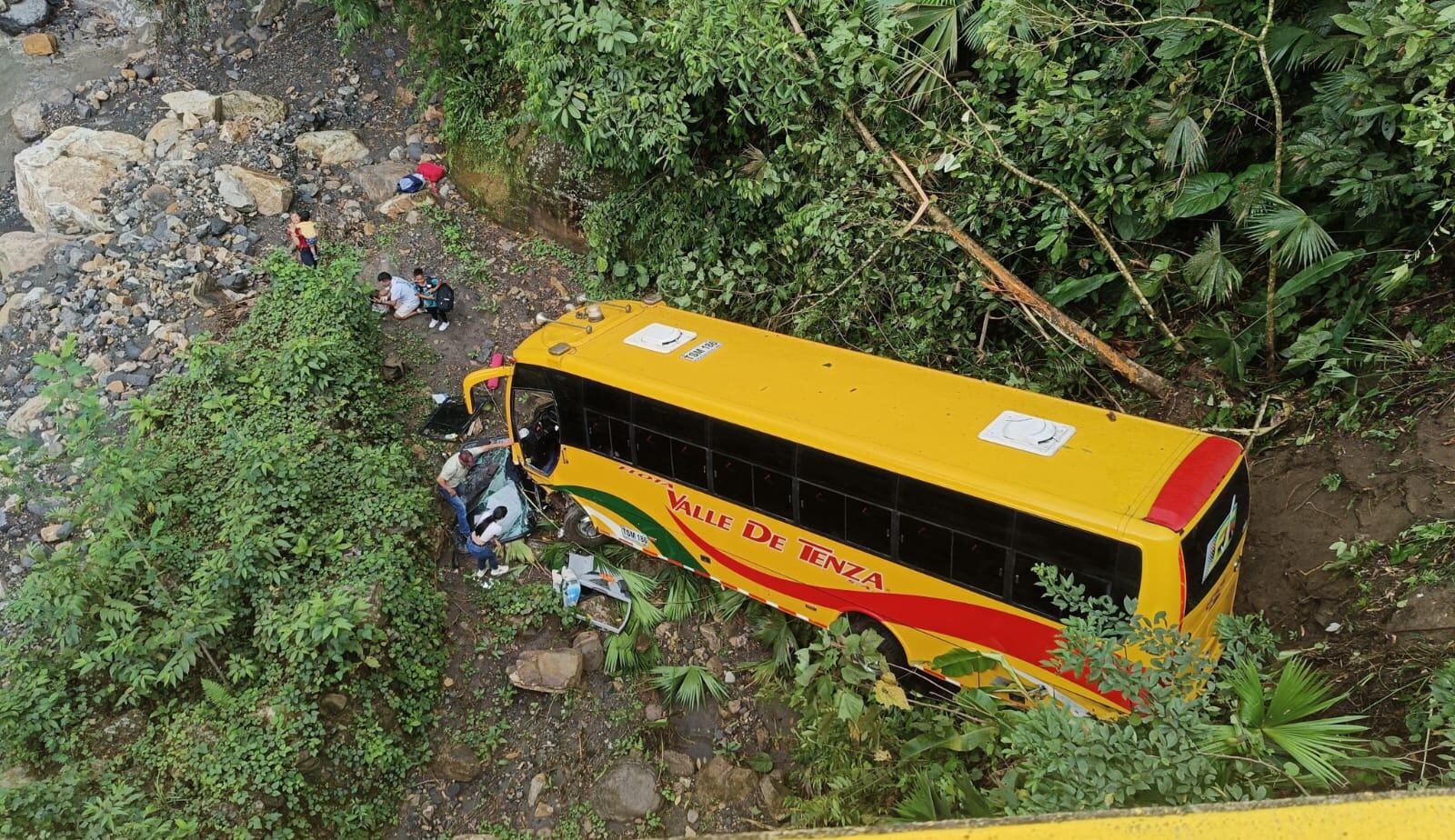 Un bus de la empresa Valle de Tenza, que cubría la ruta Puente Pierda-Bogotá, se salió de la vía en la Transversal del Sisga / Foto: Suministrada.