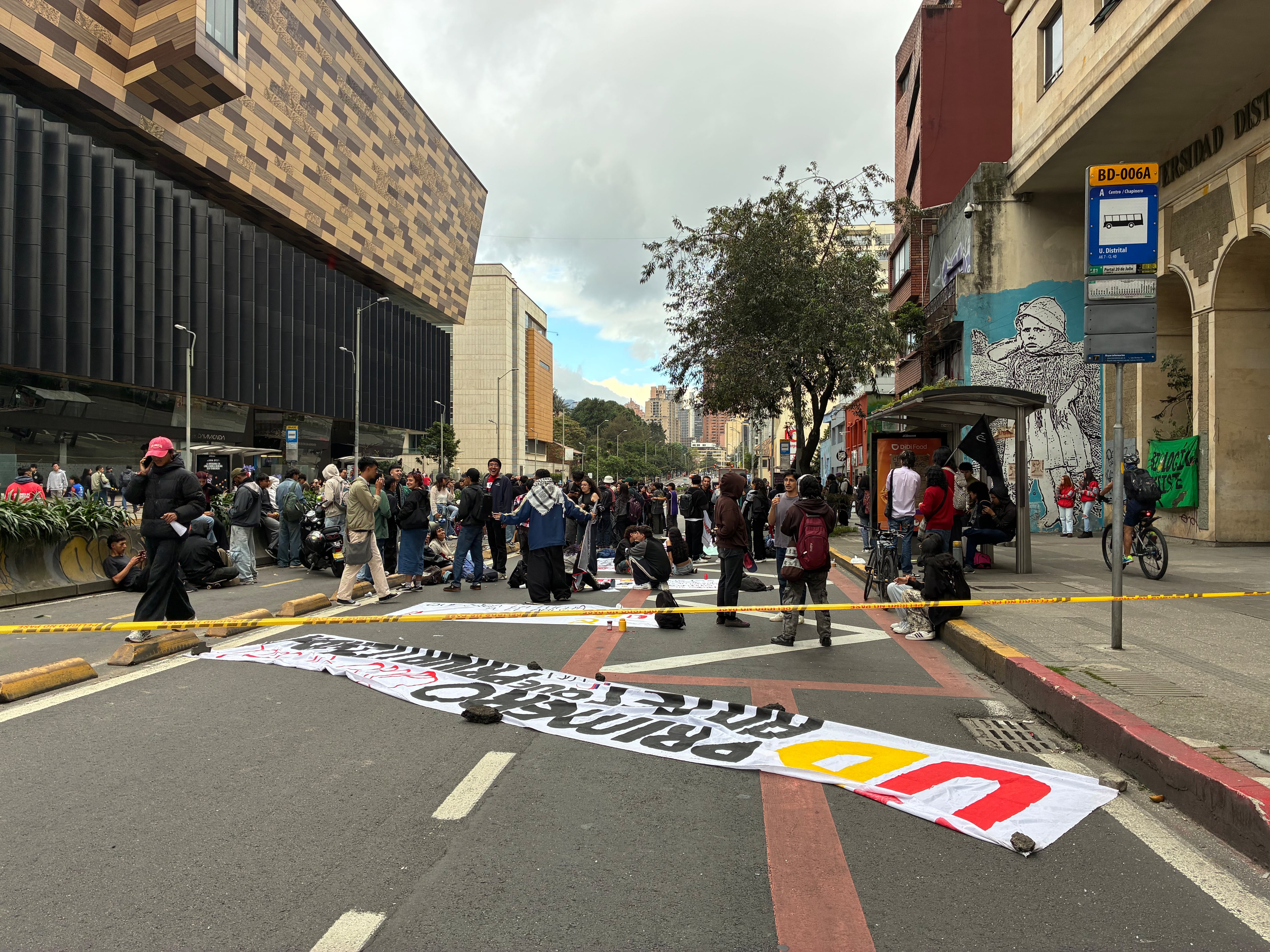 Plantón en la carrera 7 frente a la Distrital: estudiantes alegan irregularidades en la universidad