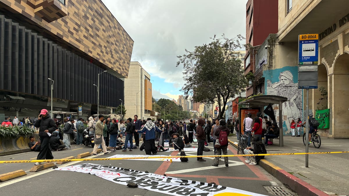Plantón en la carrera 7 frente a la Distrital: estudiantes alegan irregularidades en la universidad