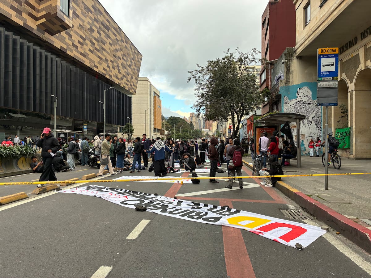 Plantón en la carrera 7 frente a la Distrital: estudiantes alegan irregularidades en la universidad
