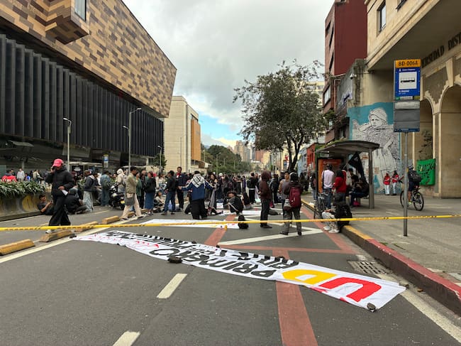 Plantón en la carrera 7 frente a la Distrital: estudiantes alegan irregularidades en la universidad