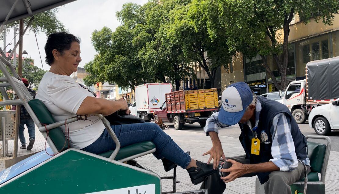 Catorce familias lustrabotas en el Parque Santander.
