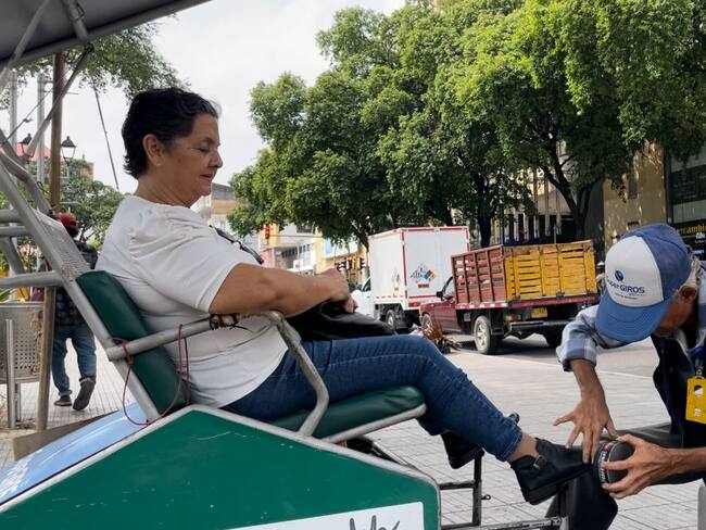 Catorce familias lustrabotas en el Parque Santander.