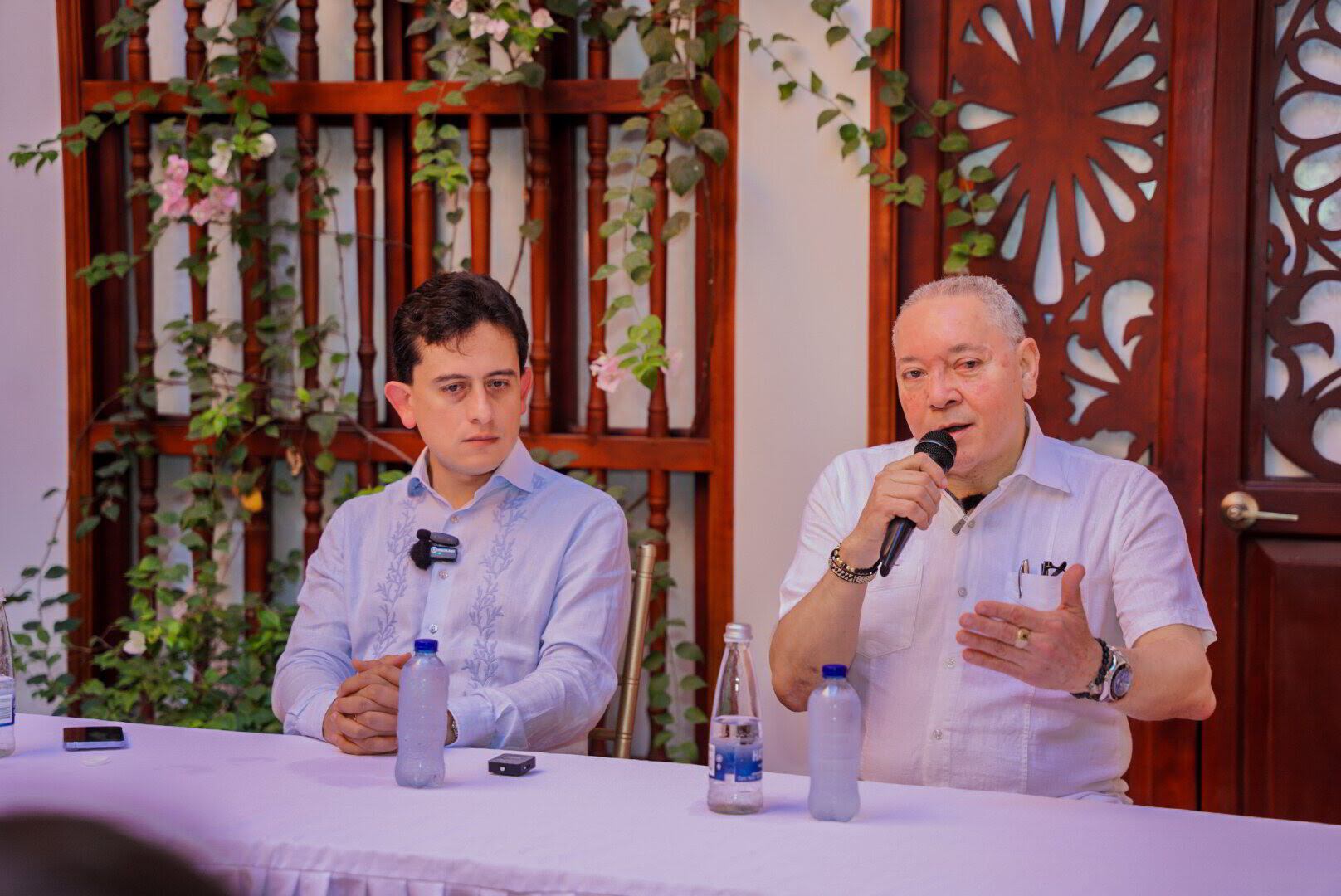 Ministro de Comercio Industria y Turismo, Luis Carlos Reyes, y Luis Fernández, alcalde de Ciénaga