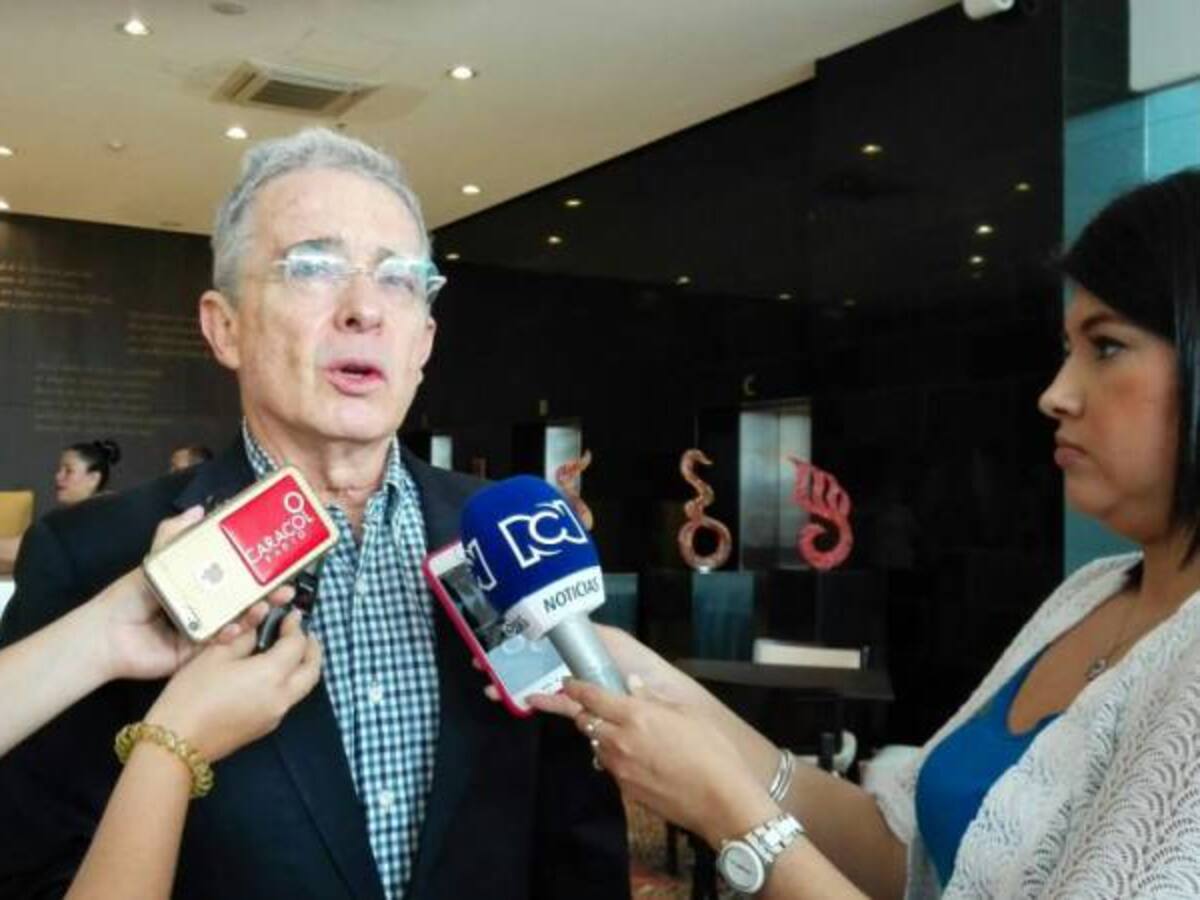 Uribe llama acto legislativo para la paz como el primer paso de un golpe de Estado